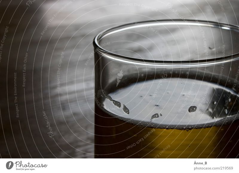 Abgestandenes Bier schmeckt schal. Lebensmittel Getränk Alkohol Glas Flüssigkeit Schaum Reflexion & Spiegelung braun Anschnitt Bildausschnitt Bierglas Farbfoto