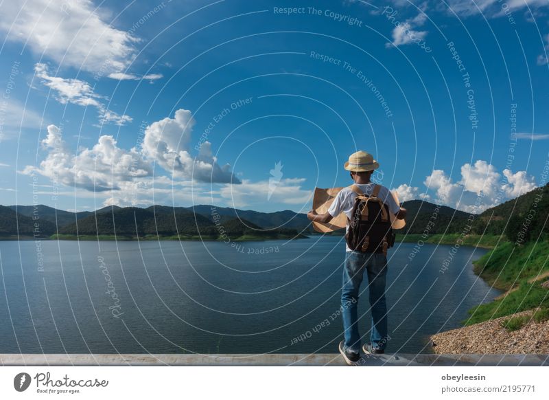 Der junge touristische Junge, der eine Karte schaut, bleiben alleine am Berg Lifestyle Ferien & Urlaub & Reisen Tourismus Ausflug Abenteuer Sightseeing Sommer