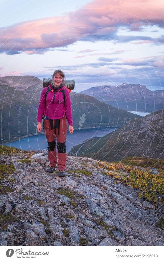 Junge Frau vor norwegischer Abendkulisse Ferien & Urlaub & Reisen Ausflug Abenteuer wandern Jugendliche Landschaft Wolken Berge u. Gebirge Fjord Norwegen