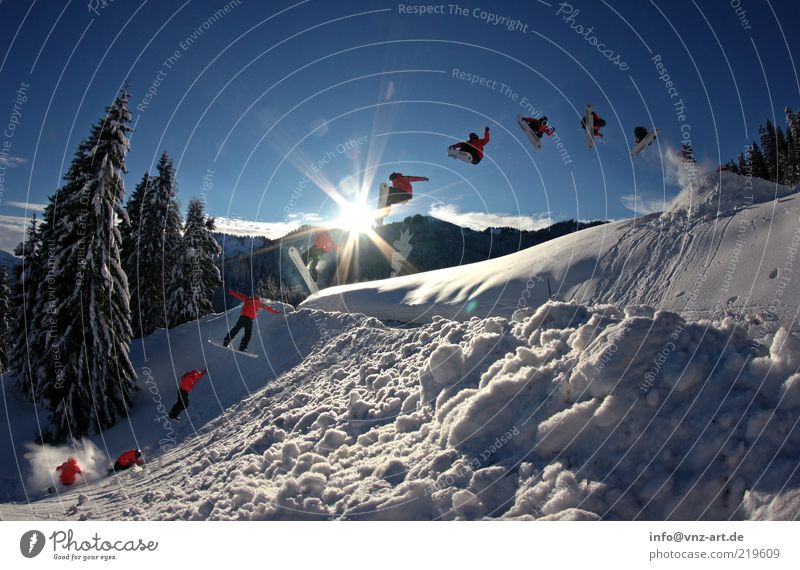 360 Gap Snowboarding Schnee Winter kalt Trick Aktion Funsport extrem Tanne Himmel Sonne blau Snowboarder springen Freizeit & Hobby Abheben Landen überspringen