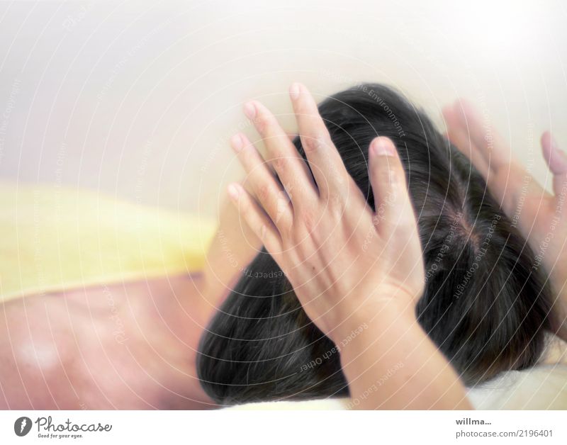 Kopfmassage Körperpflege Gesundheit Behandlung Wellness Wohlgefühl Erholung ruhig Massage Masseur Physiotherapie feminin Frau Erwachsene Hand schwarzhaarig