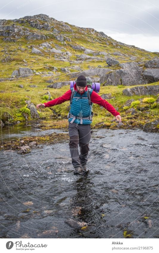 Junger Mann überquert einen Fluss Ferien & Urlaub & Reisen Abenteuer wandern Jugendliche 1 Mensch Natur Wasser Norwegen laufen authentisch Unendlichkeit