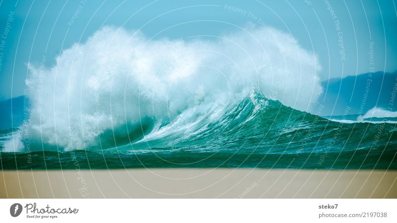 Welle ungekämmt Wasser Wind Sturm Wellen Meer bedrohlich frisch maritim nass wild blau türkis Bewegung chaotisch Kraft Wellenbruch Gischt Dynamik spritzig
