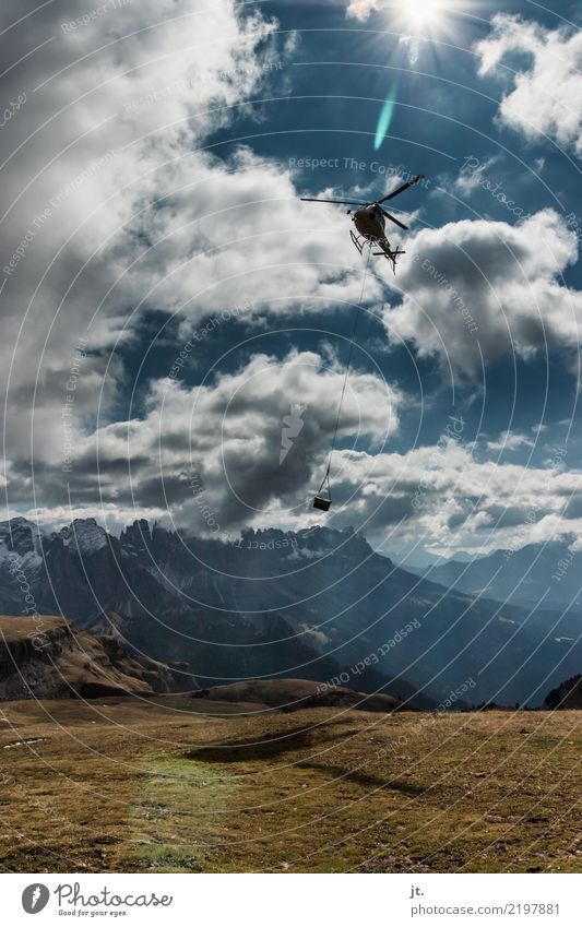 Versorgungshubschrauber im Gebirge Ferien & Urlaub & Reisen Abenteuer Expedition Berge u. Gebirge wandern Pilot Luftverkehr Hubschrauber Natur Landschaft Himmel