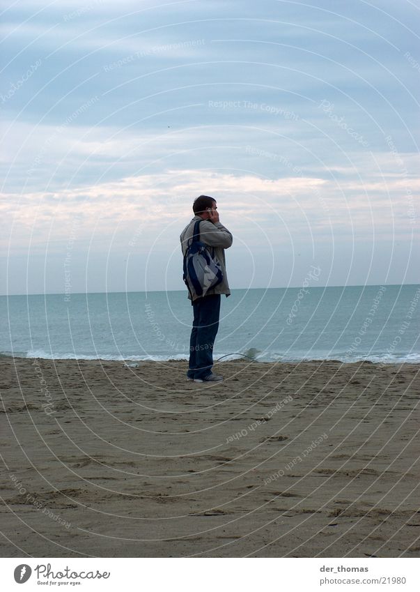 überall mobil Strand Mann maskulin Mobilität geschäftlich Einsamkeit Meer Wellen Verkehr Mensch Telefon Wasser Telefongespräch