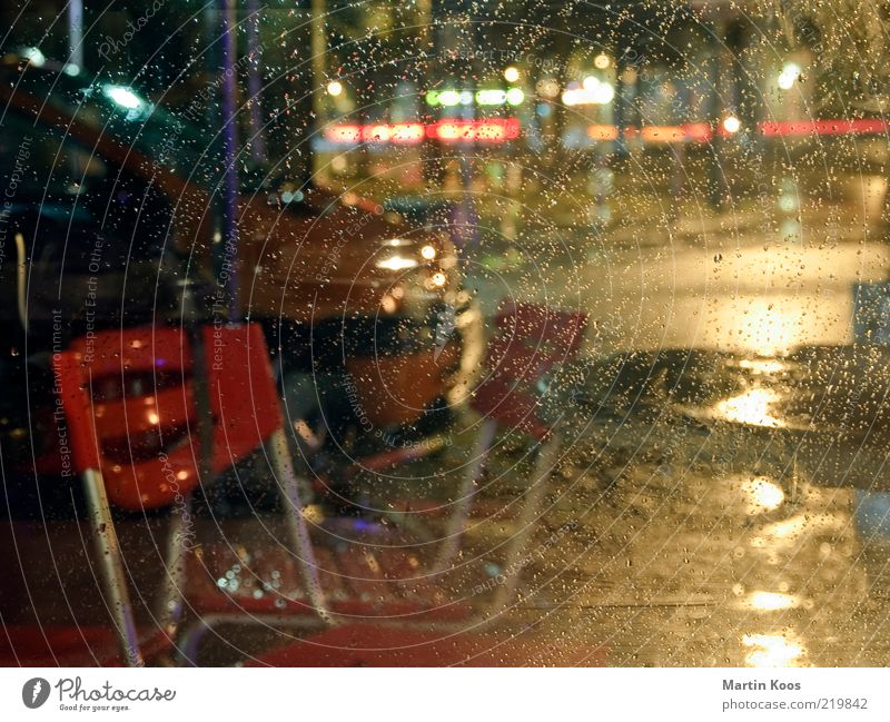 Und wie wars Wetter? Nachtleben dunkel Regen Wassertropfen Fensterscheibe nass mehrfarbig Stuhl Stadtleben Straßencafé Berlin Kreuzberg Friedrichshain Unschärfe