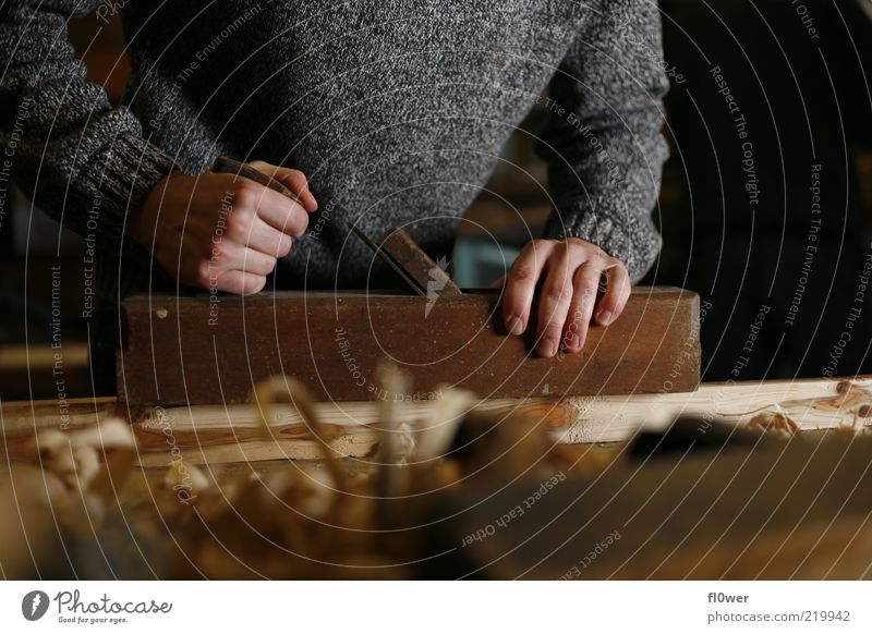 Langbogenbau live! heimwerken Handwerker maskulin Mann Erwachsene 1 Mensch Holz Arbeit & Erwerbstätigkeit bauen Tatkraft Hobeln Finger Holzspäne Werkstatt