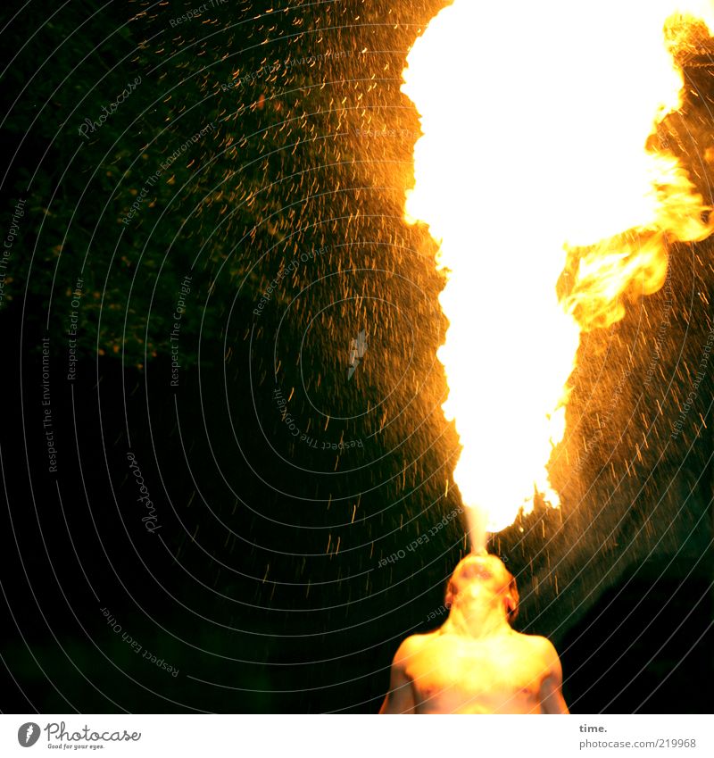 1000 | Freudenfeuer maskulin Mann Erwachsene Urelemente Feuer dunkel Flüssigkeit heiß hell gelb weiß gefährlich Feuerschlucker Wasserfontäne Flamme speien