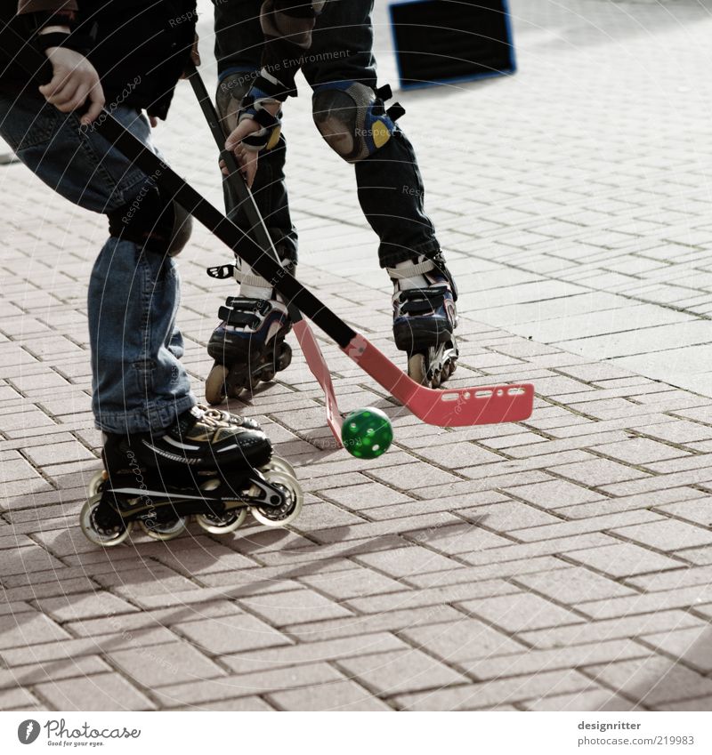 Rock´n´Roll Freizeit & Hobby Spielen Ballsport Inline skates Rollschuhe Hockeyschläger Hockeyspieler Kind Kindheit Jugendliche Beine 2 Mensch Platz Spielstraße