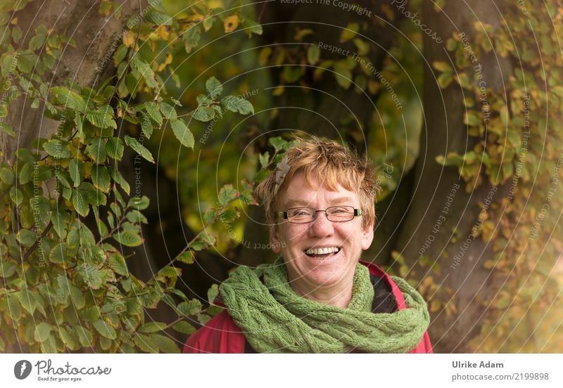 Wertvoll / Freunde Stil Freude Mensch feminin Freundschaft 1 45-60 Jahre Erwachsene Natur Herbst Buche Wald Schal Brille blond kurzhaarig lachen authentisch