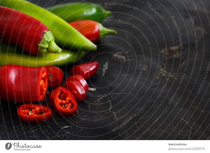 Rote und grüne Gemüsepaprikas auf dunklem Hintergrund Ernährung Vegetarische Ernährung Diät Tisch Menschengruppe frisch natürlich rot weiß Farbe Klingel Chili