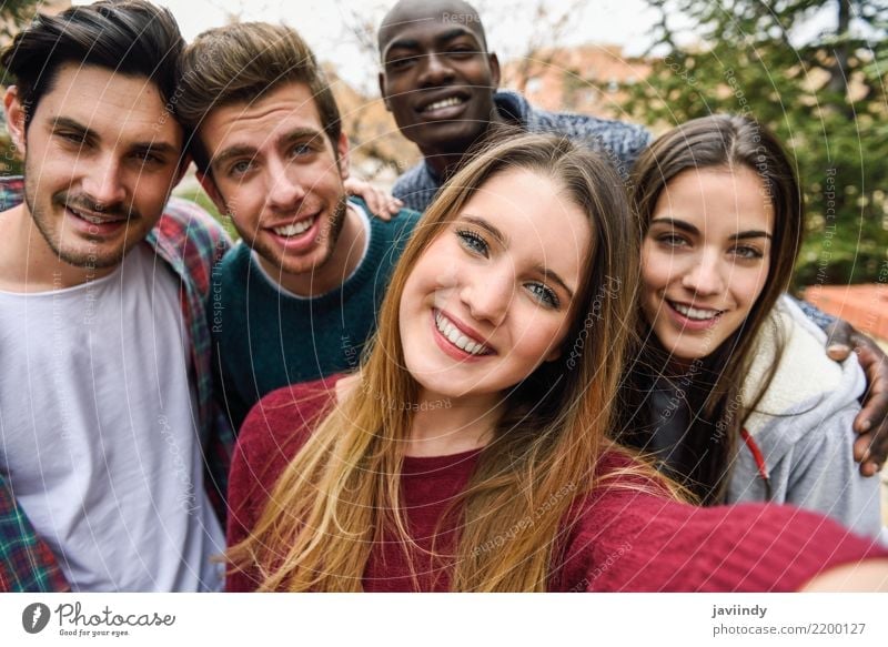 Multirassische Gruppe von Freunden, die in einem Stadtpark Selfie machen. Lifestyle Freude schön Freizeit & Hobby Ferien & Urlaub & Reisen Fotokamera