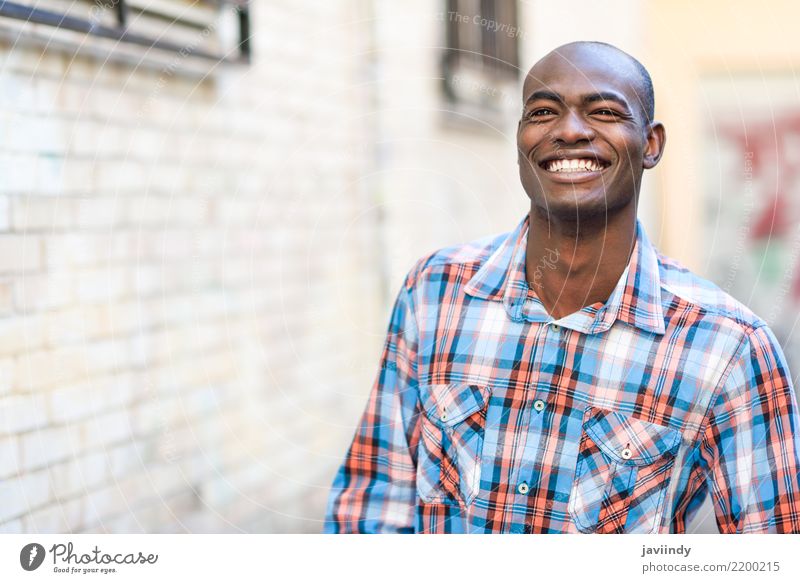 Schwarzer Mann sehr glücklich, lächelnd im urbanen Hintergrund. Glück schön Mensch Erwachsene Straße Bekleidung Hemd Lächeln modern schwarz selbstbewußt