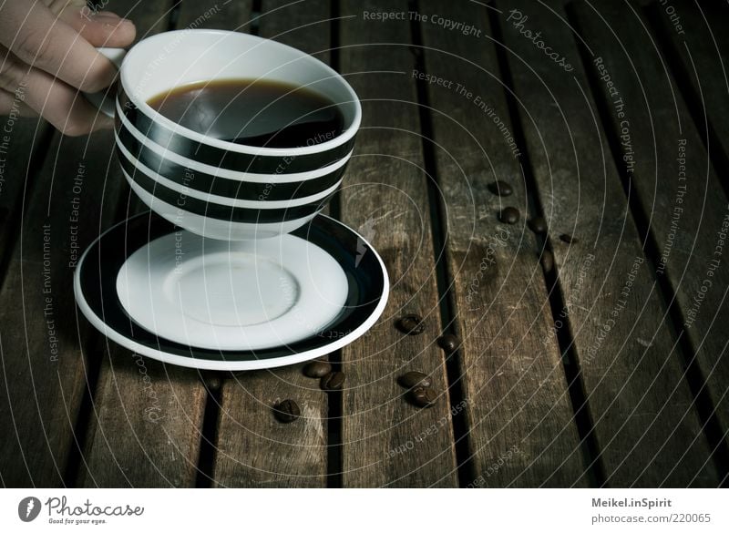 Auszeit Kaffeetrinken Getränk Heißgetränk Holz braun schwarz weiß Zufriedenheit ruhig Durst Kaffeetasse Kaffeepause Tisch Holztisch Hand Untertasse gestreift
