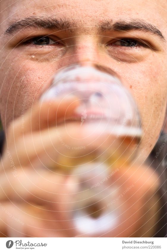 Bierkonsument Getränk trinken Erfrischungsgetränk Alkohol Glas Mensch Junger Mann Jugendliche Erwachsene Kopf Gesicht Auge Lippen Hand Finger 1 18-30 Jahre