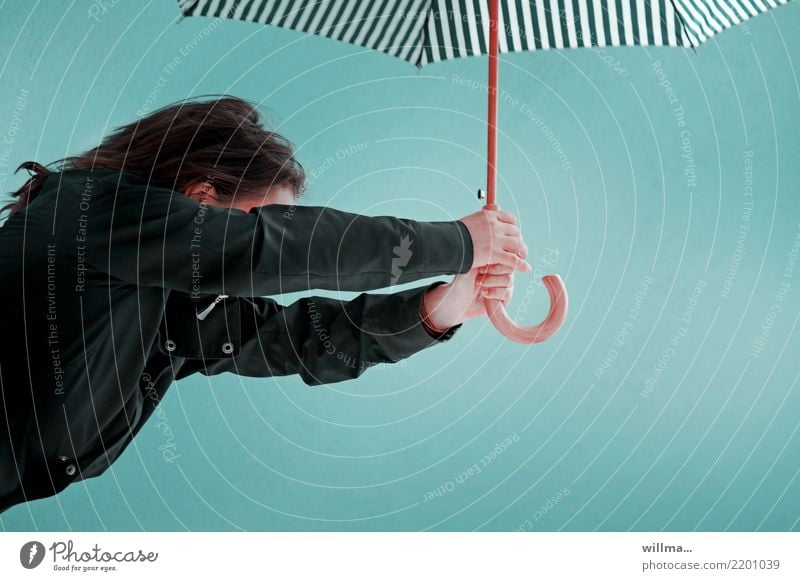 Frau mit Regenschirm vor neutralem Hintergrund Erwachsene 1 Mensch Wetter Sturm brünett türkis gestreift Wind Oberkörper Textfreiraum
