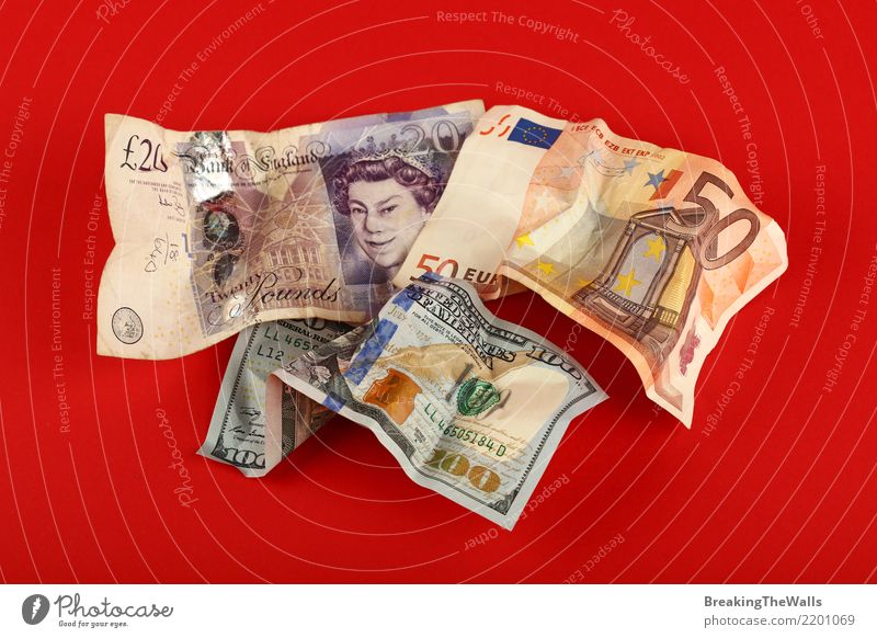 Zerknitterte Banknoten von Euro, von Dollar und von Pfund über Rot Wirtschaft Handel Handwerk Geldinstitut Business bezahlen kaufen sparen werfen rot gefährlich