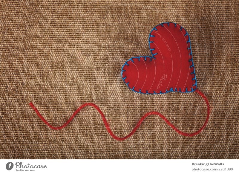 Rotes Filzhandwerk nähte Herz mit Jutefasergarn auf Segeltuch Stil Design Freizeit & Hobby Basteln Handarbeit Valentinstag Muttertag Zeichen Liebe braun rot