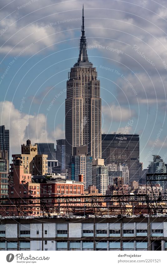 Empire State Building in New York Zentralperspektive Starke Tiefenschärfe Sonnenlicht Reflexion & Spiegelung Kontrast Schatten Licht Tag Textfreiraum Mitte