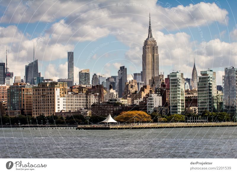 Empire State Building in New York mit skyline Zentralperspektive Starke Tiefenschärfe Sonnenlicht Reflexion & Spiegelung Kontrast Schatten Licht Tag