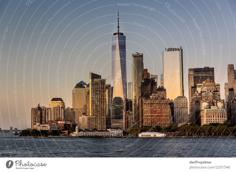 WTC 1 in New York mit Skyline Zentralperspektive Starke Tiefenschärfe Sonnenlicht Reflexion & Spiegelung Kontrast Schatten Licht Tag Textfreiraum Mitte