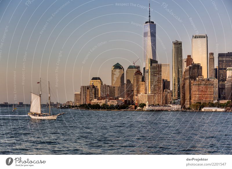 WTC 1 in New York mit Skyline und Segelboot Zentralperspektive Starke Tiefenschärfe Sonnenlicht Reflexion & Spiegelung Kontrast Schatten Licht Tag