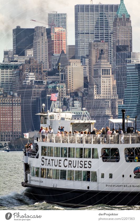 Ausflugsboot mit Hochäusern in New York Zentralperspektive Starke Tiefenschärfe Sonnenlicht Reflexion & Spiegelung Kontrast Schatten Licht Tag