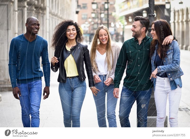Eine multiethnische Gruppe junger Menschen, die gemeinsam Spaß im Freien haben Lifestyle Freude Glück schön Sommer Frau Erwachsene Mann Freundschaft