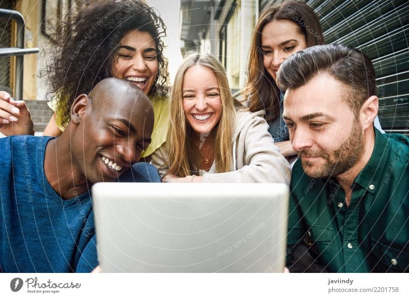 Mehrrassige junge Menschen, die sich einen Tablet-Computer ansehen. Lifestyle Freude Glück schön Frau Erwachsene Mann Freundschaft Menschengruppe Straße