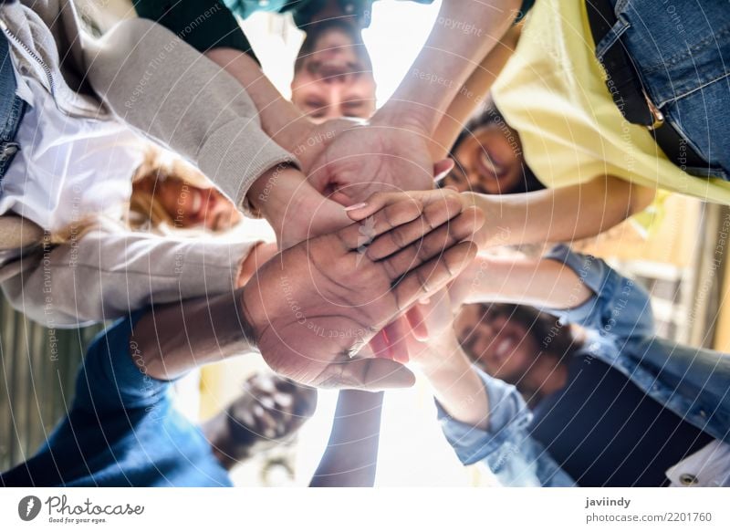 Nahaufnahme von jungen Menschen, die ihre Hände zusammenlegen. Studium Frau Erwachsene Mann Freundschaft Hand Menschengruppe Anzug Zusammensein schwarz weiß