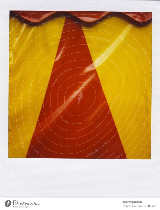 dreiecksgeschichte mit wellengang Veranstaltung Jahrmarkt Zelt Streifen glänzend retro gelb rot weiß Farbe Mittelpunkt Ordnung Symmetrie Zeltplane Zirkuszelt