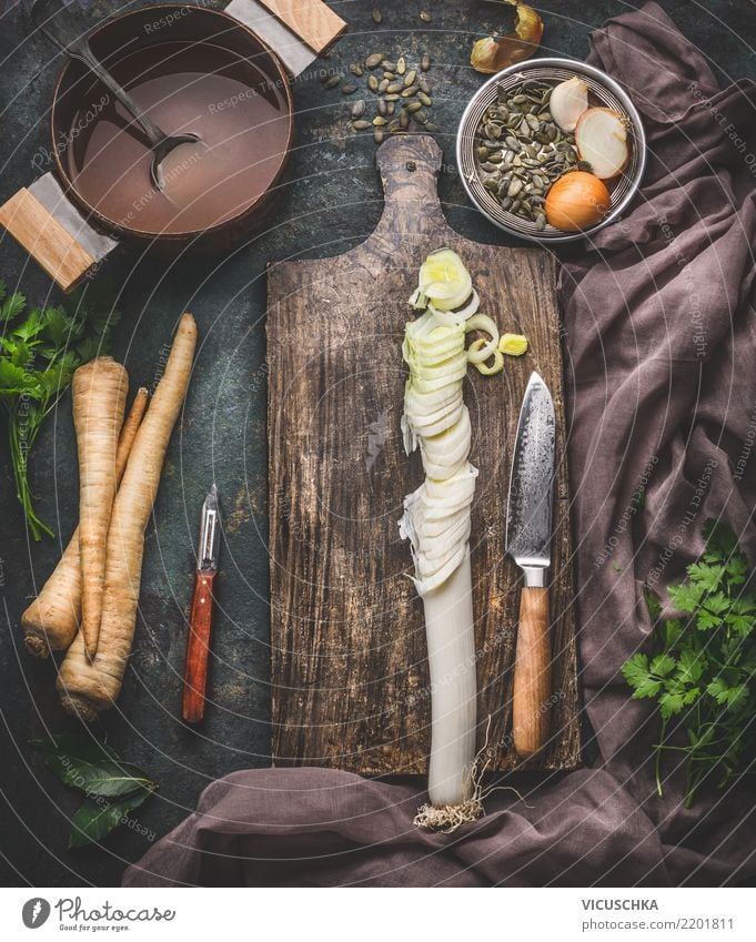 Geschnittener Lauch auf Schneidebrett mit Messer. Lebensmittel Gemüse Kräuter & Gewürze Ernährung Bioprodukte Vegetarische Ernährung Diät Geschirr Topf Stil
