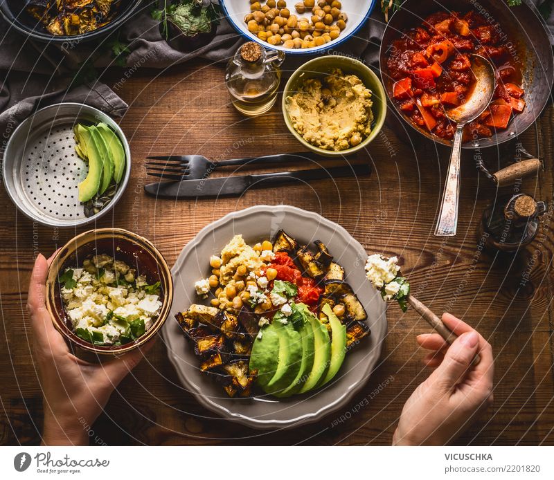 Frauen Hände serviert gesunde vegetarische Mahlzeit Lebensmittel Gemüse Salat Salatbeilage Ernährung Mittagessen Bioprodukte Vegetarische Ernährung Diät