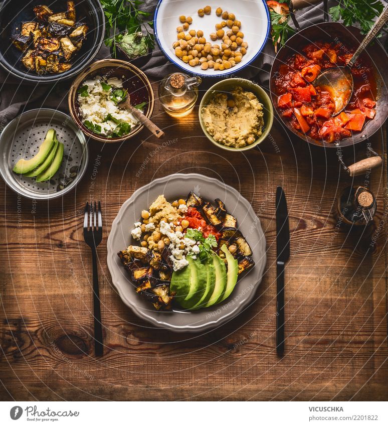 Gesunde vegetarische Mahlzeit Lebensmittel Gemüse Salat Salatbeilage Kräuter & Gewürze Öl Ernährung Mittagessen Büffet Brunch Bioprodukte Vegetarische Ernährung