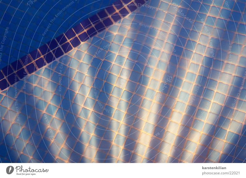 Lichtes Mosaik Unterwasseraufnahme fließen Schwimmbad obskur Fliesen u. Kacheln Lichtstrahl blau Lampe Beleuchtung