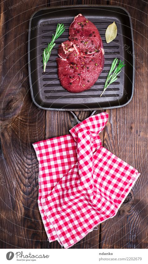 rohes Rindersteak mit Gewürzen Fleisch Abendessen Pfanne Tisch Küche Holz frisch oben braun rot schwarz Mahlzeit Barbecue Rindfleisch hacken organisch Grillrost