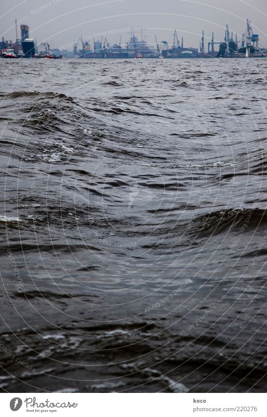 Seegang Wellen Fluss Wasser schlechtes Wetter Regen Flussufer Hamburg Hafenstadt Skyline Menschenleer Industrieanlage Wasseroberfläche Schifffahrt