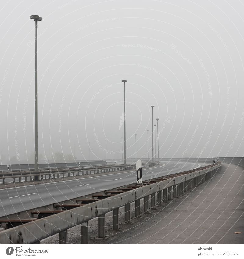 Freie Fahrt ins Wochenende? Ferien & Urlaub & Reisen Verkehr Verkehrswege Straße Autobahn grau Klima Nebel Perspektive Smog leer Einsamkeit Gedeckte Farben