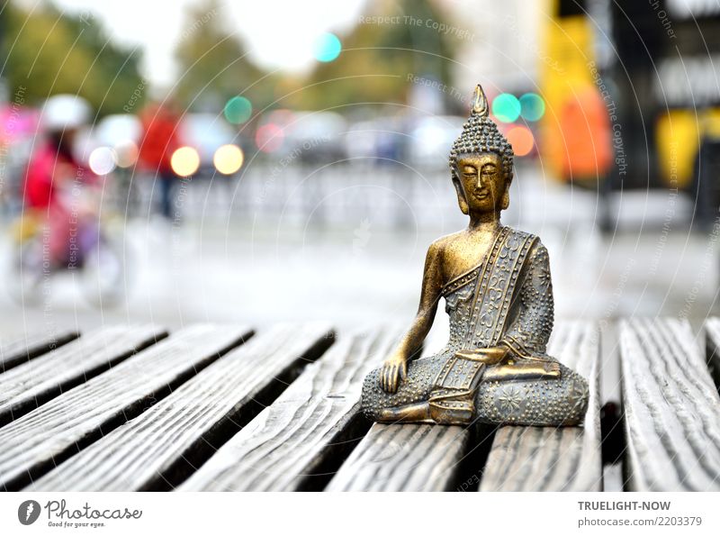 Goldener Buddha Meditation auf Verkehrsinsel im Stadtverkehr Berlin Kultur Fußgängerzone Marktplatz Straßenverkehr Busfahren Fahrradfahren Ampel PKW Stein Holz