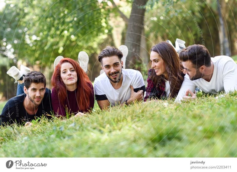 Gruppe junge Leute zusammen draußen im städtischen Park Lifestyle Freude Glück schön Frau Erwachsene Mann Freundschaft Menschengruppe Frühling Sommer Herbst