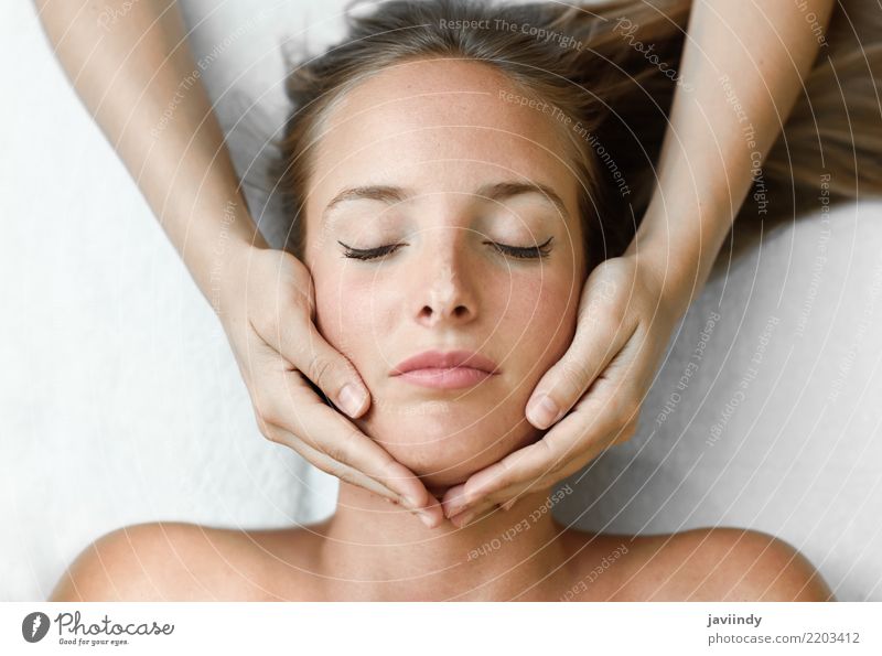 Junge blonde Frau, die eine Kopfmassage in einer Badekurortmitte empfängt Lifestyle Glück schön Haut Gesicht Gesundheitswesen Behandlung Wellness Erholung Spa