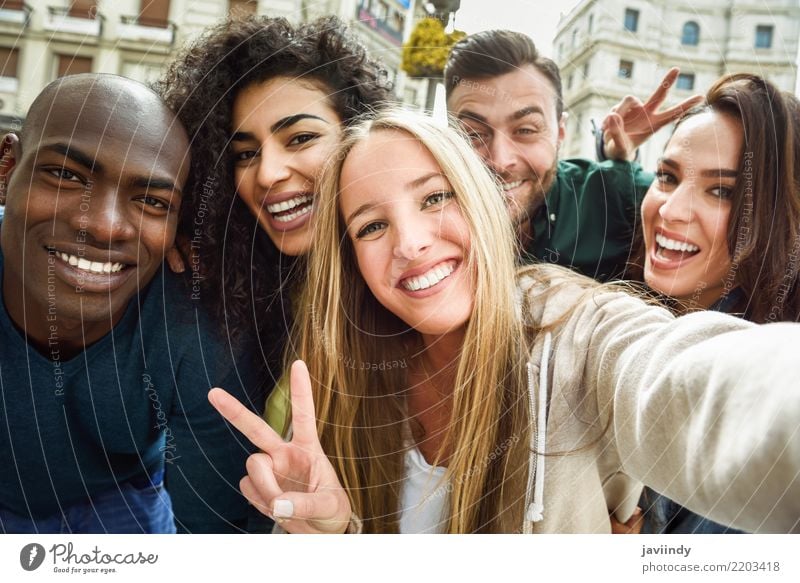 Multirassische Gruppe von Freunden nimmt Selfie in einer städtischen Straße mit einer blonden Frau im Vordergrund Lifestyle Freude Freizeit & Hobby