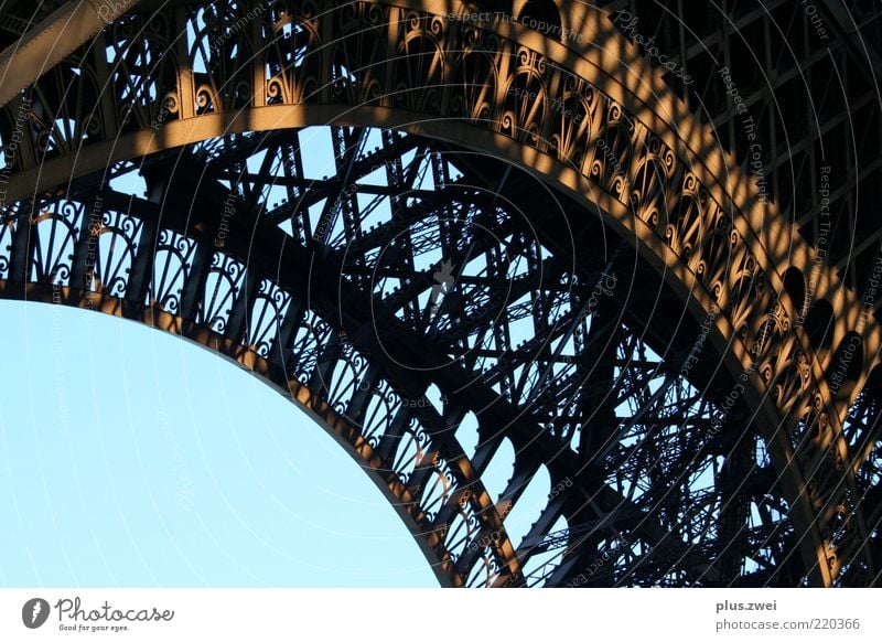 la tour eiffel Turm Sehenswürdigkeit Tour d'Eiffel Bekanntheit schön ästhetisch Außenaufnahme Strukturen & Formen Menschenleer Tag Bildausschnitt Detailaufnahme