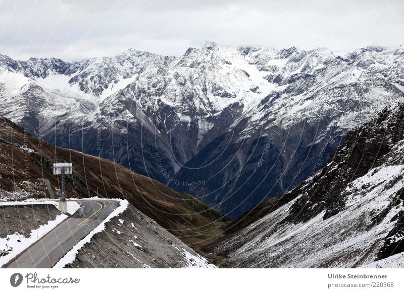 Passstraße zum Rettenbachgletscher mit Blick auf die Ötztaler Alpen Winter Schnee Berge u. Gebirge Landschaft Gipfel Straße hoch Einsamkeit Kurve Neuschnee Tal