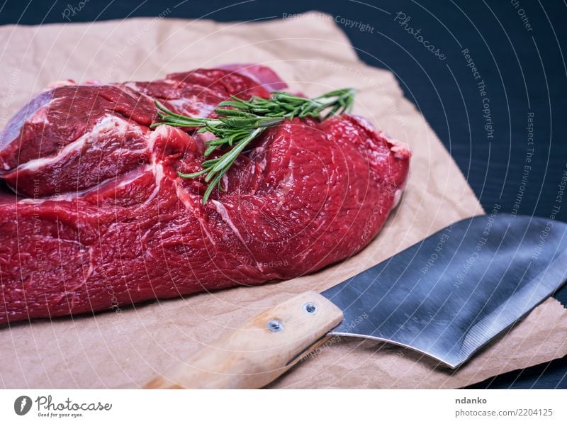 rohes Rinderfilet Lebensmittel Fleisch Kräuter & Gewürze Abendessen Messer Tisch Küche Papier Holz Essen frisch natürlich grün rot schwarz Hintergrund