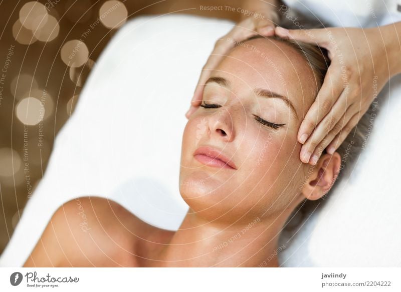 Junge blonde Frau, die eine Kopfmassage in einer Badekurortmitte empfängt Lifestyle schön Haut Gesicht Gesundheitswesen Behandlung Wellness Erholung Spa Massage