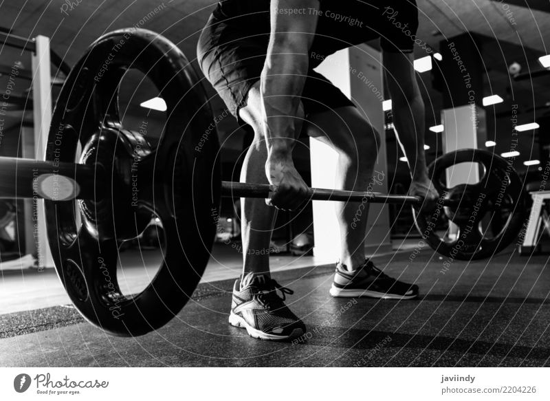Nahaufnahme des healthlift Workouts an der Turnhalle mit Barbell. Lifestyle Körper sportlich Fitness Sport Sport-Training Leichtathletik Mensch Mann Erwachsene