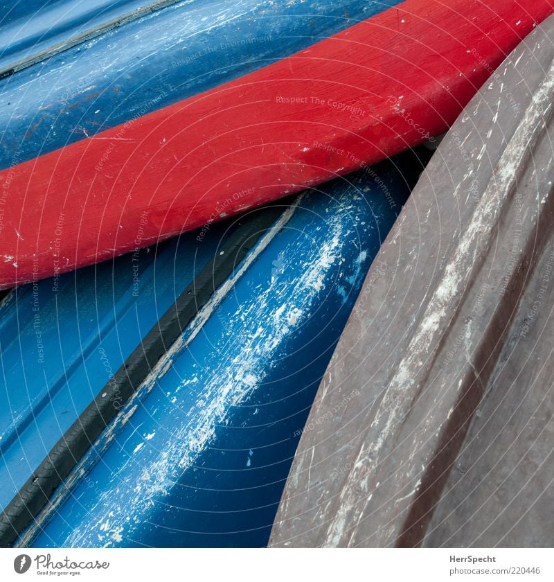 Auf dem Trockenen Fischerboot Wasserfahrzeug Kunststoff alt blau grau rot Bootslack Schiffsrumpf verkratzt kaputt lackiert Kratzer Farbfoto Außenaufnahme