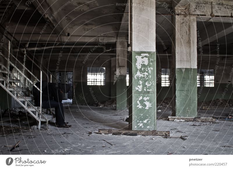 Zeit 2 Lifestyle Innenarchitektur Mensch maskulin 1 Haus Industrieanlage Fabrik Bauwerk Gebäude Architektur Mauer Wand Treppe sitzen Traurigkeit alt