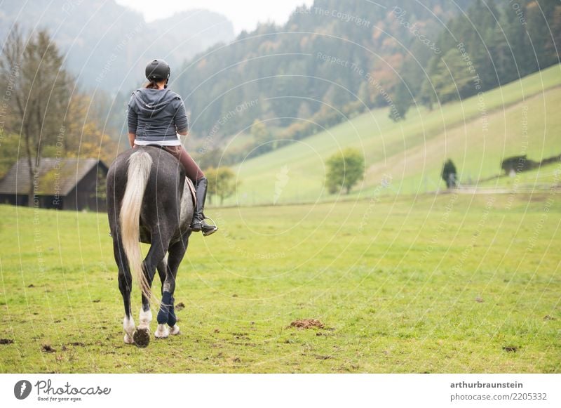 Junge Frau reitet auf Pferd in der Natur Lifestyle sportlich Freizeit & Hobby Reiten Ferien & Urlaub & Reisen Tourismus Ausflug Sport Reitsport Landwirtschaft